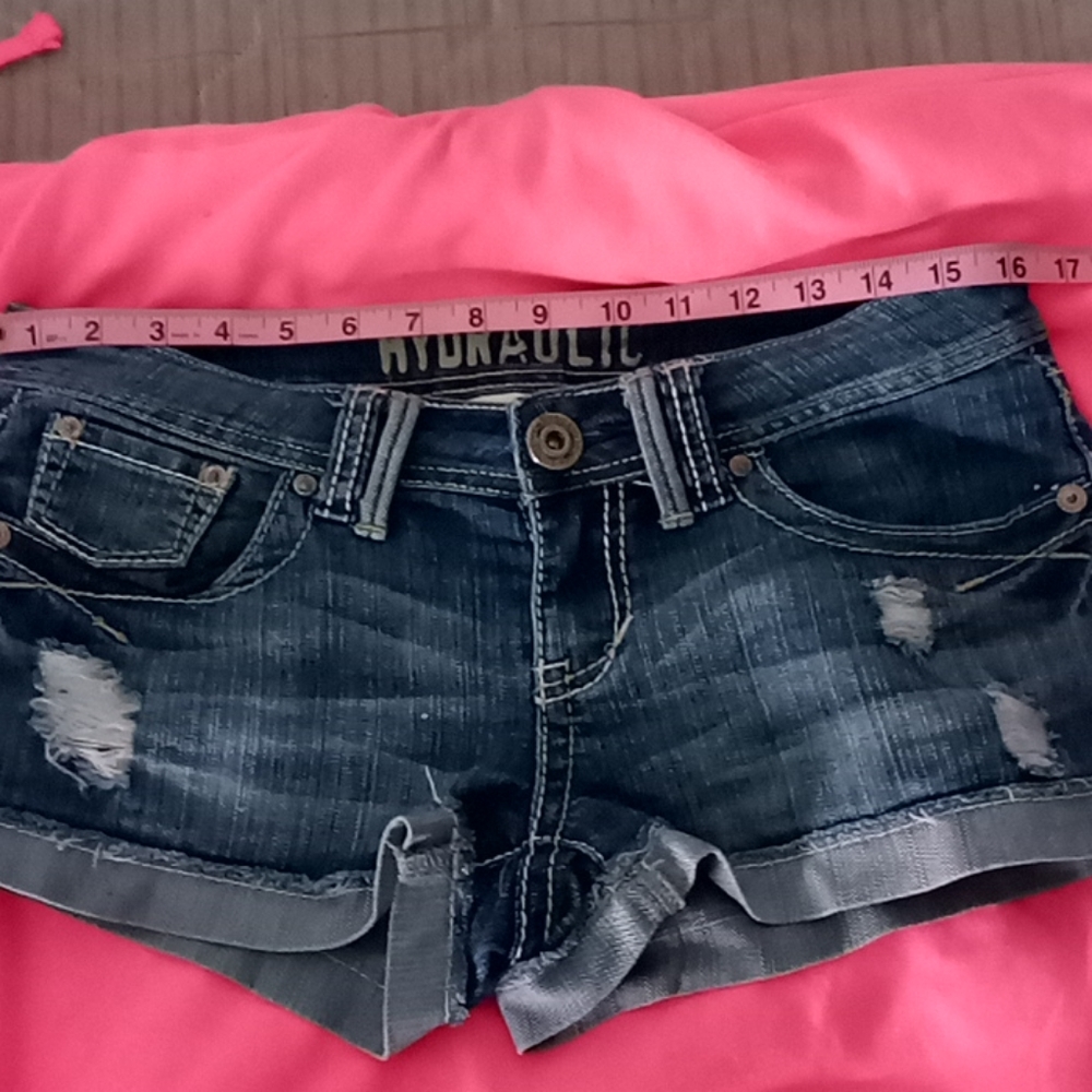 Hydraulic distressed short shorts.